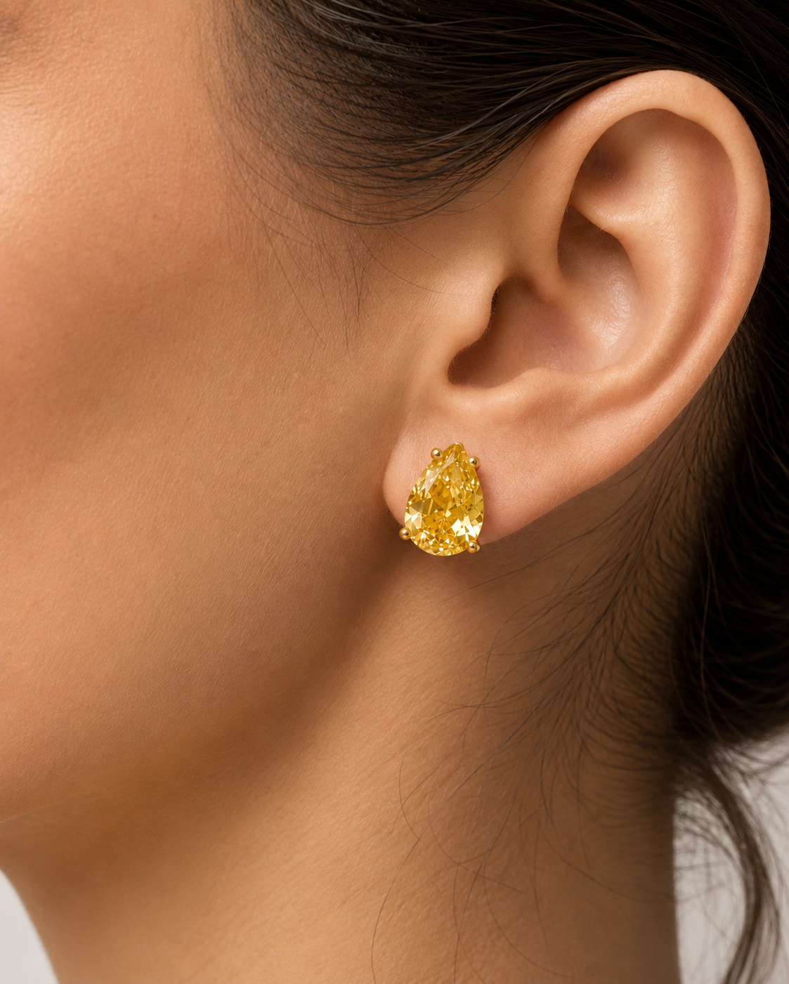 Vergoldete Tropfen Ohrstecker mit gelbem Zirkonia | Elegante Damen Ohrringe