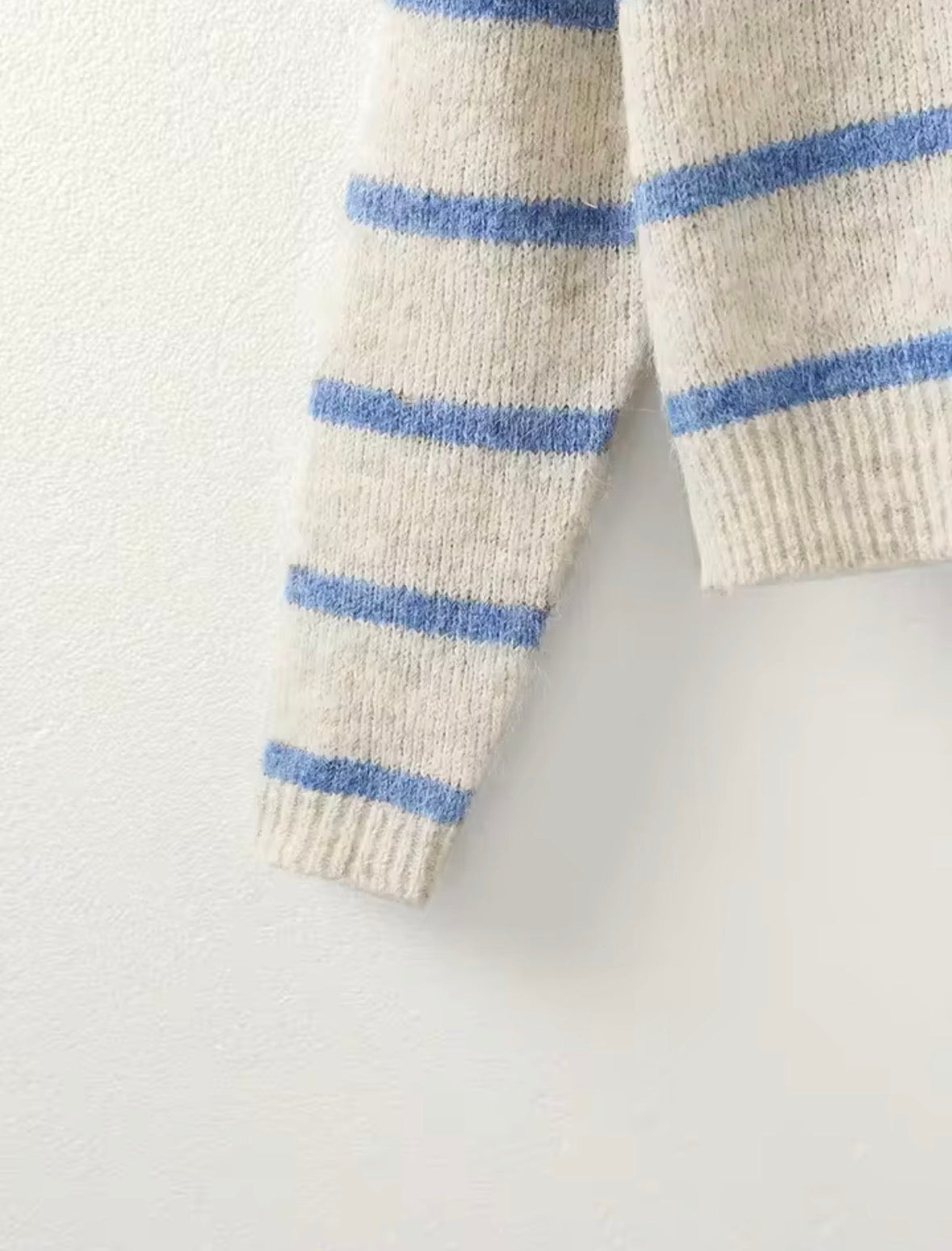 Gestreifter Strickpullover mit Polokragen