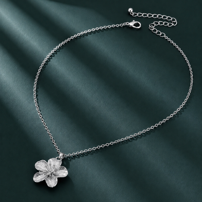 Goldene Damen Halskette mit Blumenanhänger – Floraler Schmuck