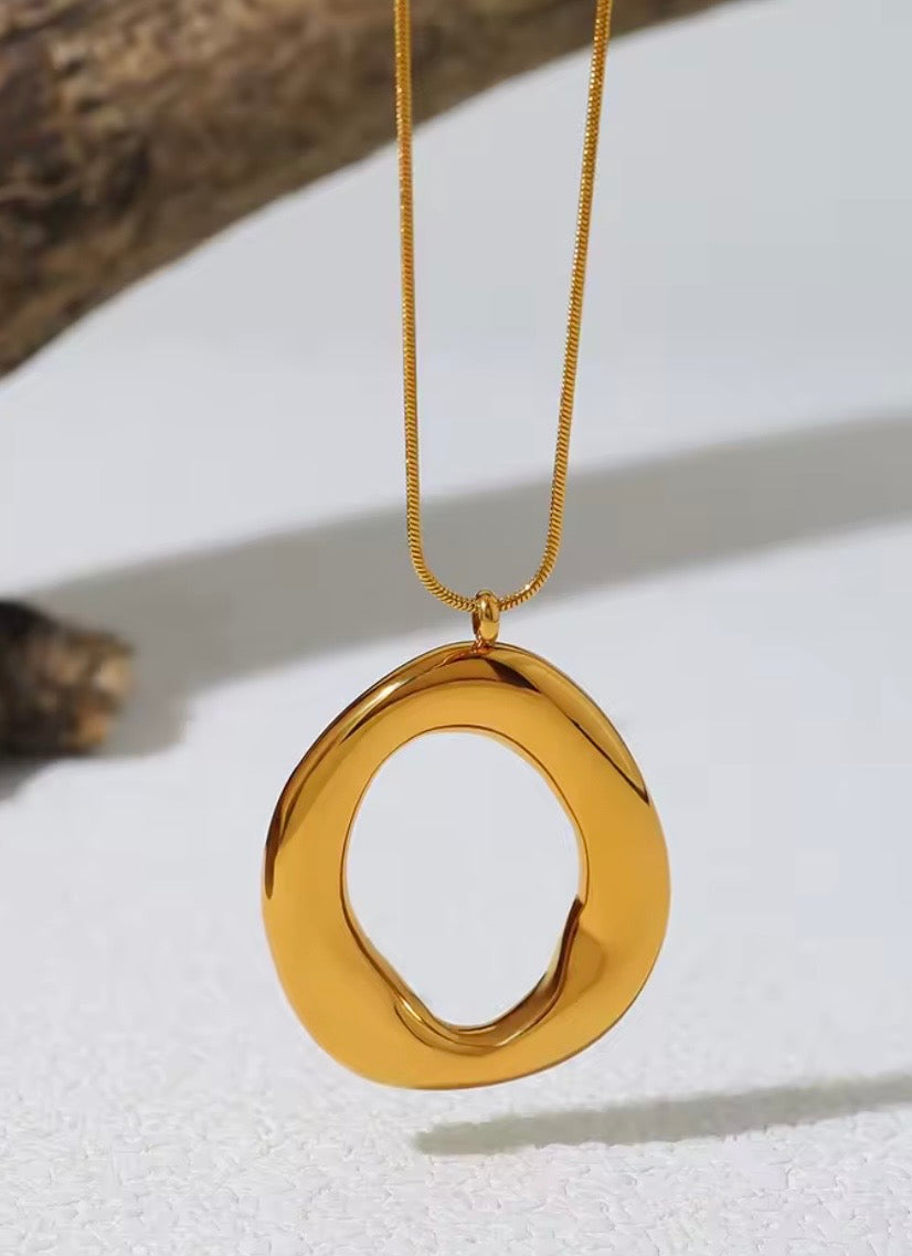 Goldene Kette mit Oval Anhänger – Elegante Damen Halskette