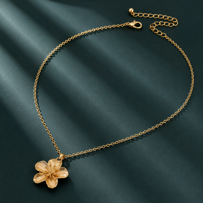 Goldene Damen Halskette mit Blumenanhänger – Floraler Schmuck
