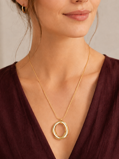 Goldene Kette mit Oval Anhänger – Elegante Damen Halskette