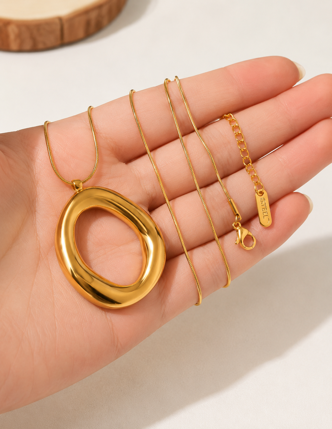 Goldene Kette mit Oval Anhänger – Elegante Damen Halskette