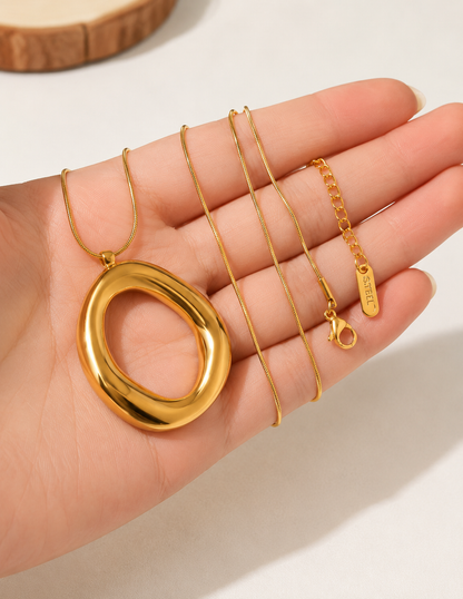 Goldene Kette mit Oval Anhänger – Elegante Damen Halskette