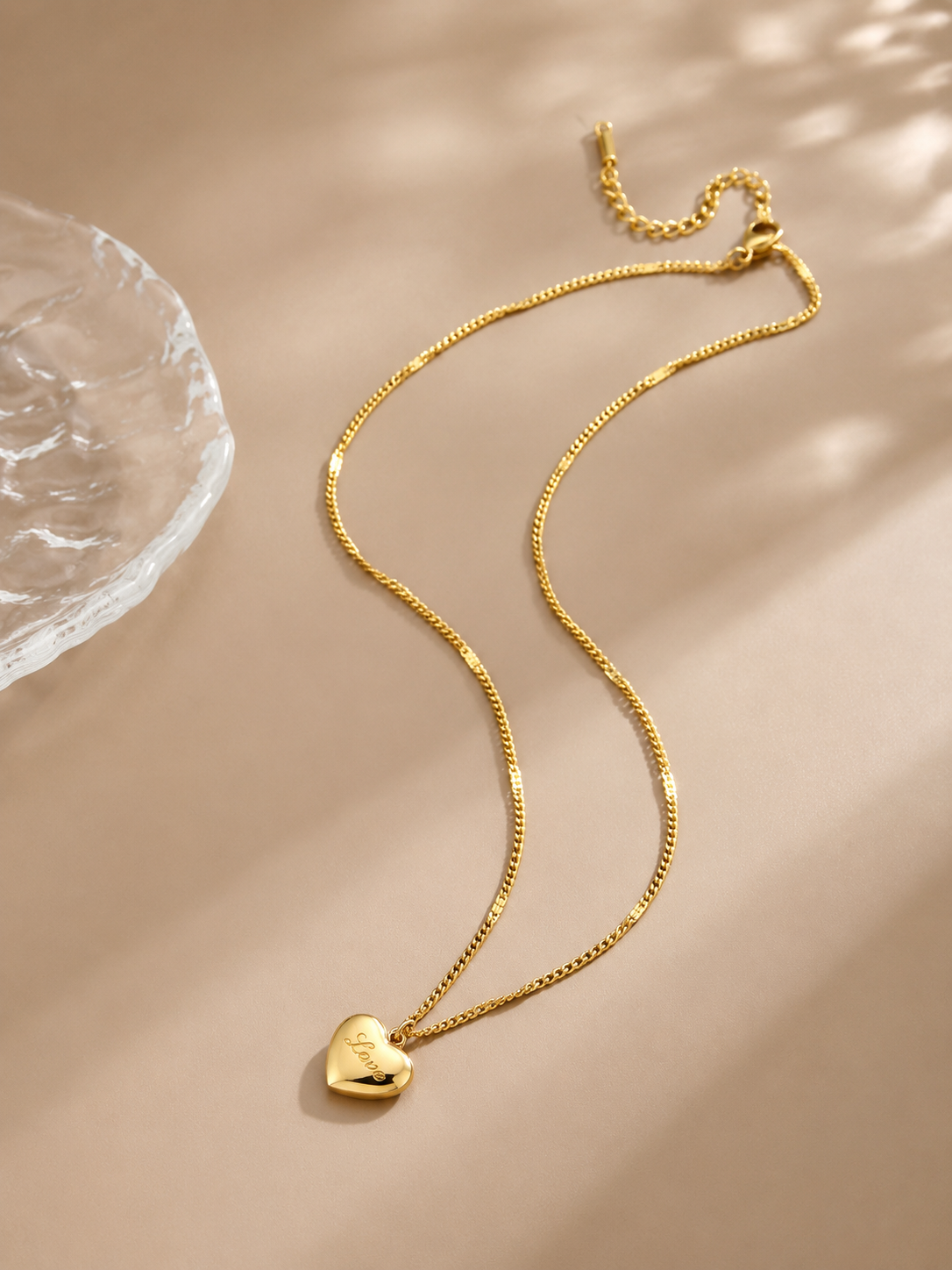 Goldene Herz-Medaillon Halskette mit feiner Gliederkette