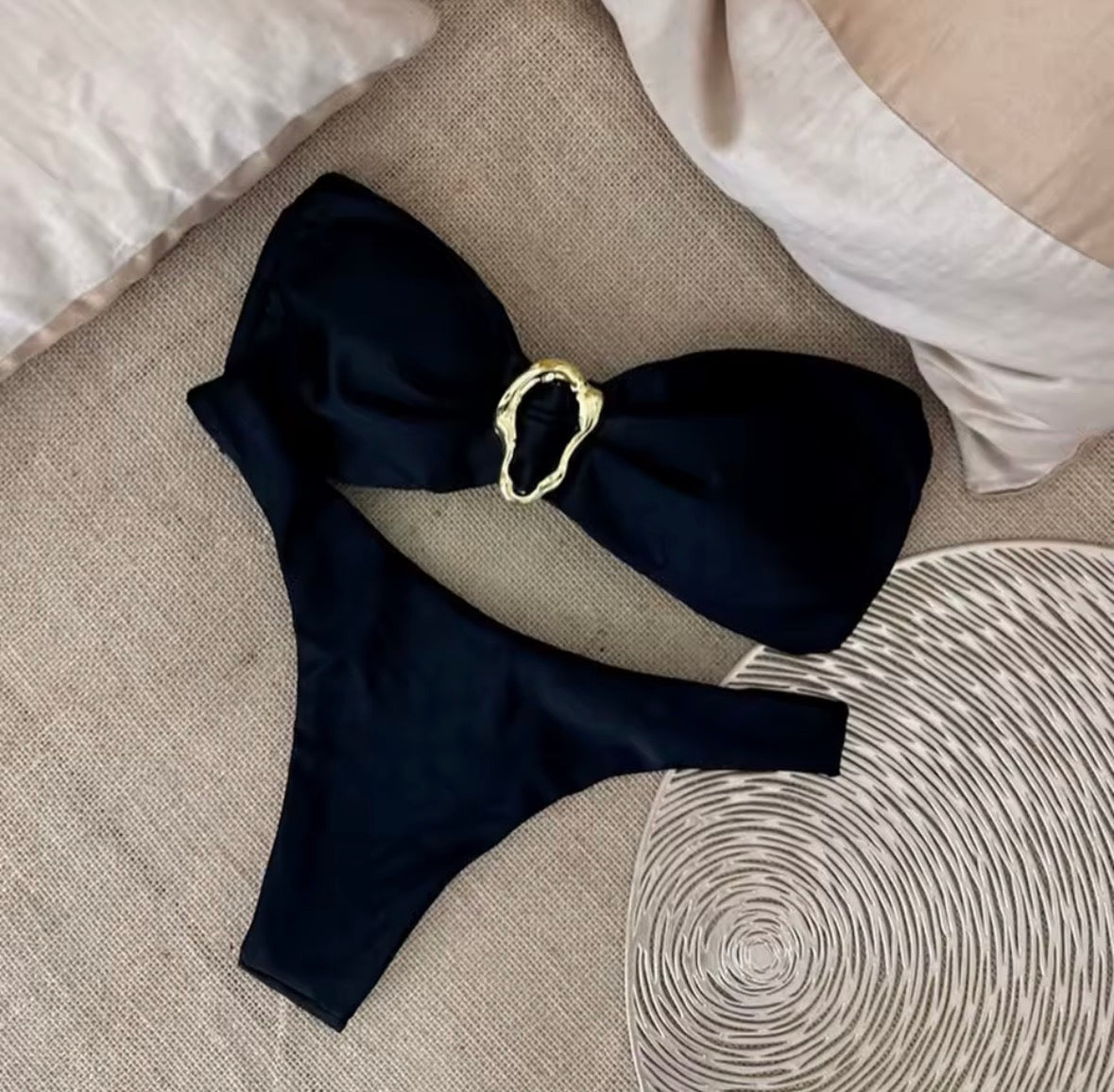 Bandeau-Bikini mit Goldring