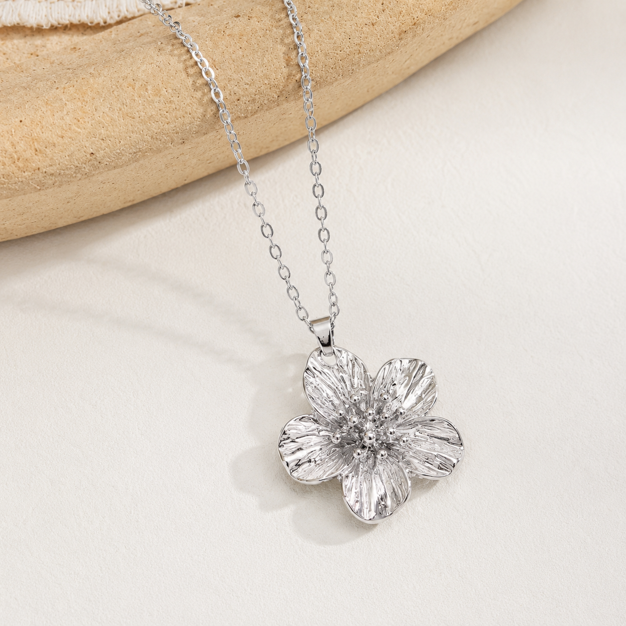 Goldene Damen Halskette mit Blumenanhänger – Floraler Schmuck