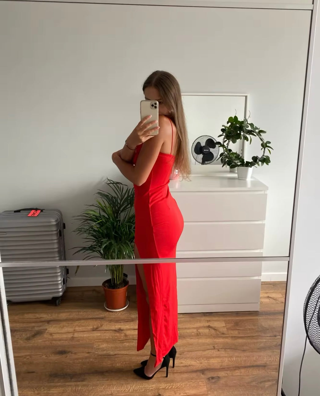 Rotes Abendkleid mit Schlitz