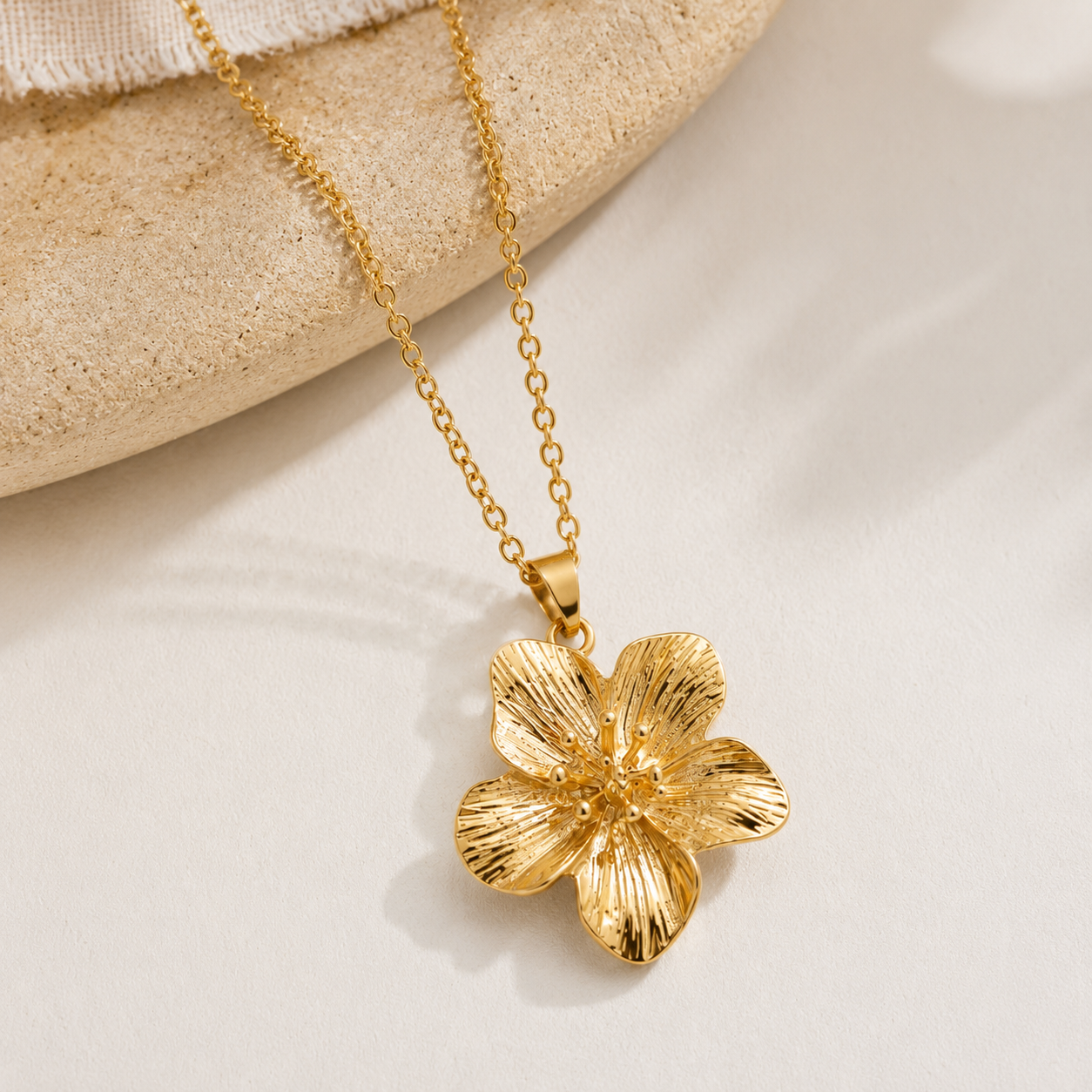 Goldene Damen Halskette mit Blumenanhänger – Floraler Schmuck