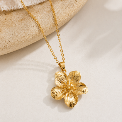 Goldene Damen Halskette mit Blumenanhänger – Floraler Schmuck