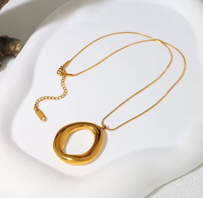 Goldene Kette mit Oval Anhänger – Elegante Damen Halskette