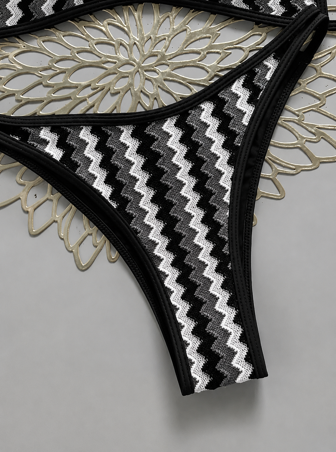 Schwarzes Zigzag Bikini Set – 4 Farben verfügbar