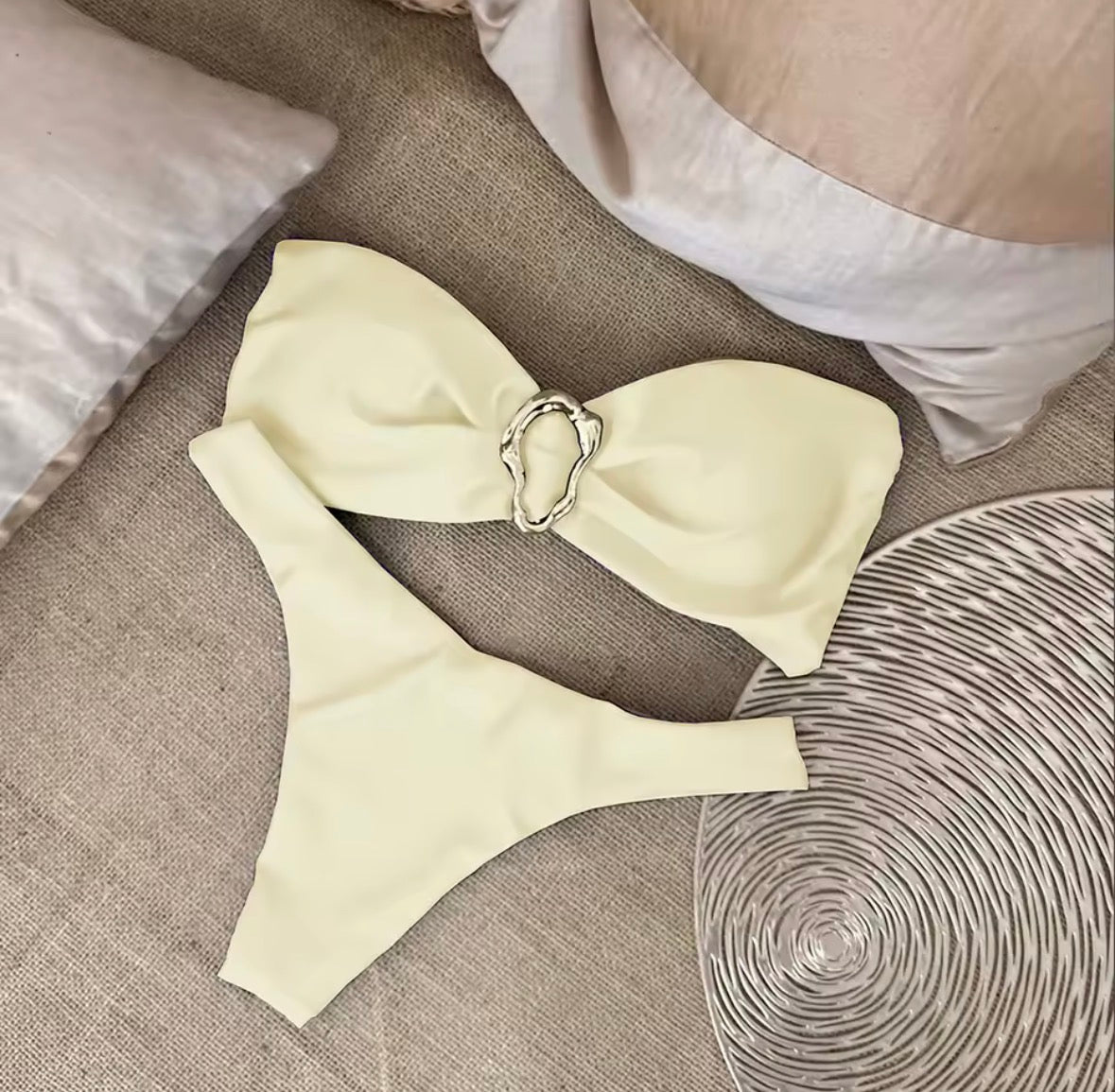 Bandeau-Bikini mit Goldring