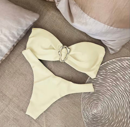 Bandeau-Bikini mit Goldring