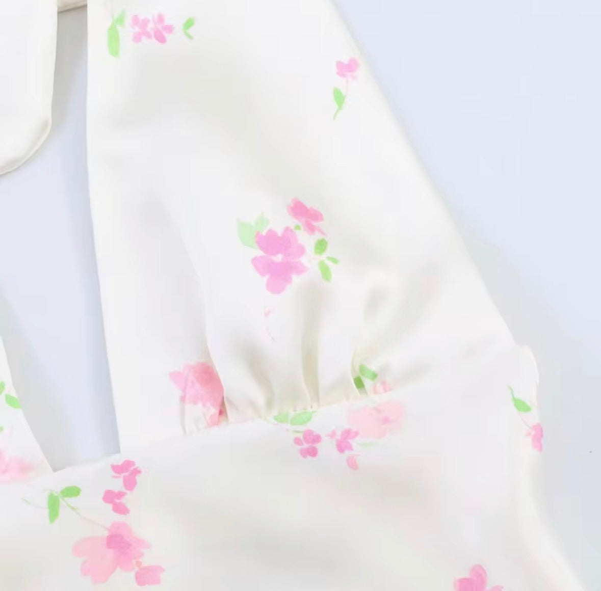 Weißes Maxikleid mit zartem Blumenprint