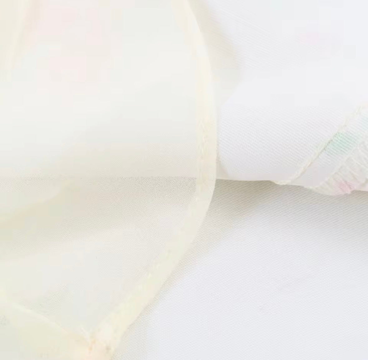 Weißes Maxikleid mit zartem Blumenprint