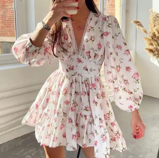 Luftiges Kurzkleid mit Blumenmuster