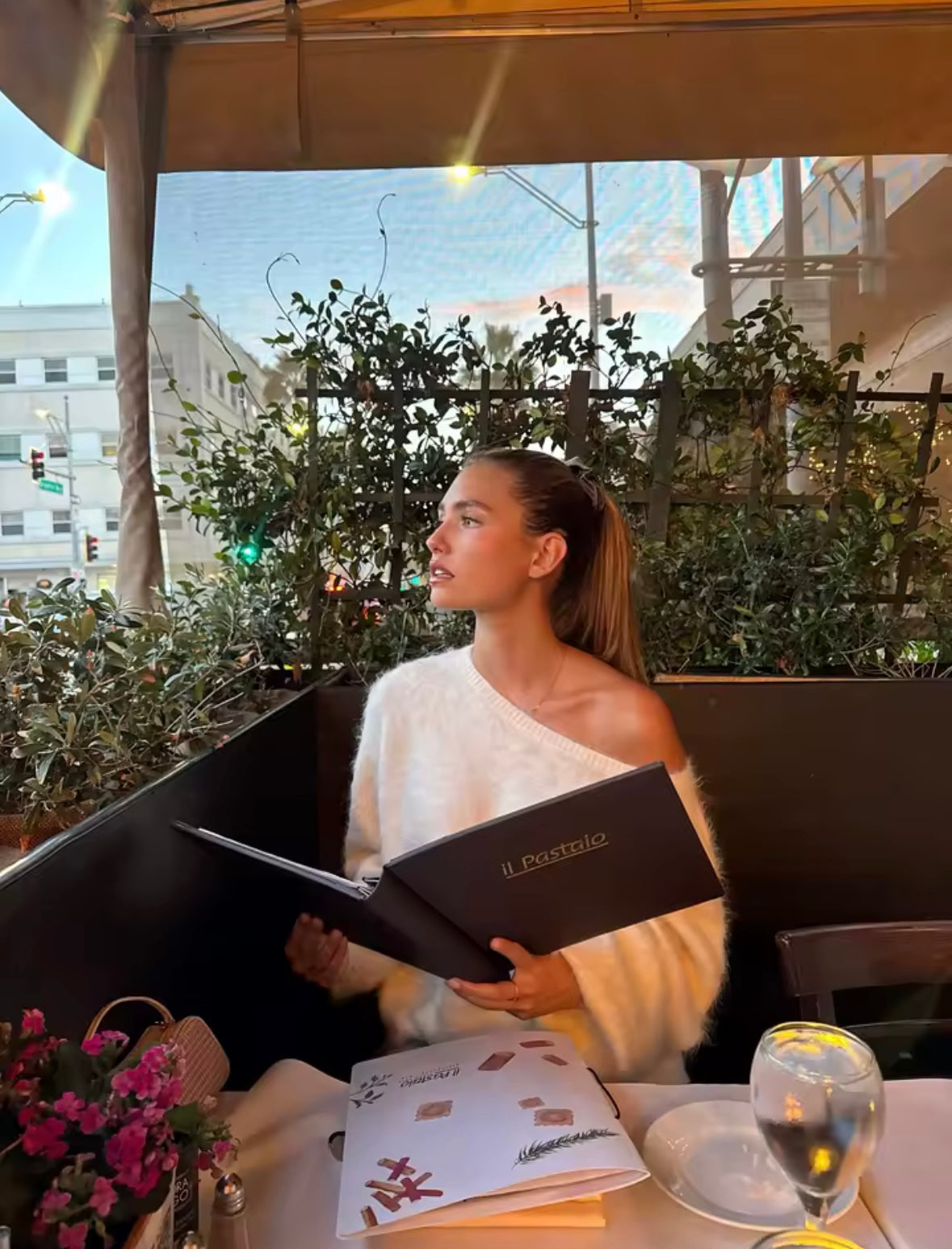 Weißer Offshoulder Pullover