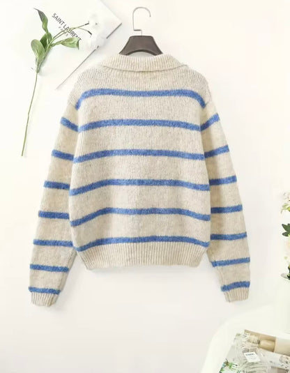 Gestreifter Strickpullover mit Polokragen