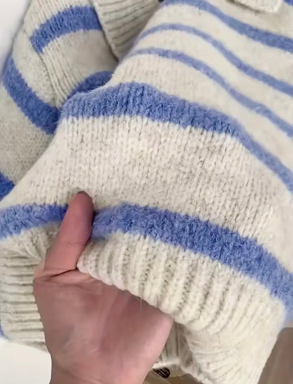 Gestreifter Strickpullover mit Polokragen