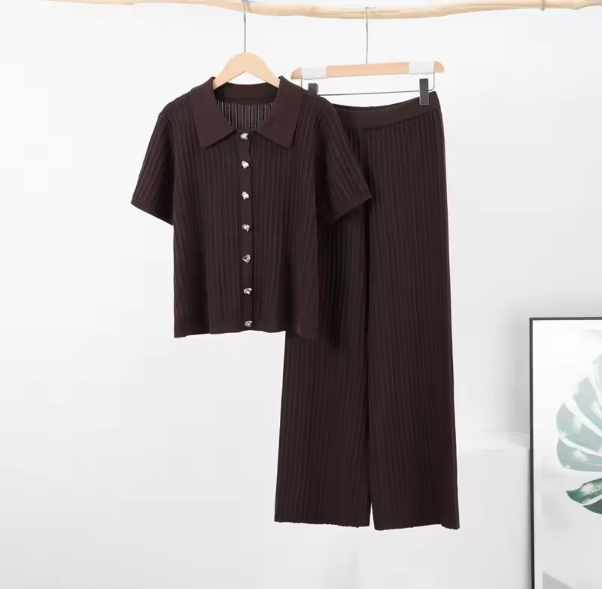 Zweiteiliges Plissee-Set in Braun