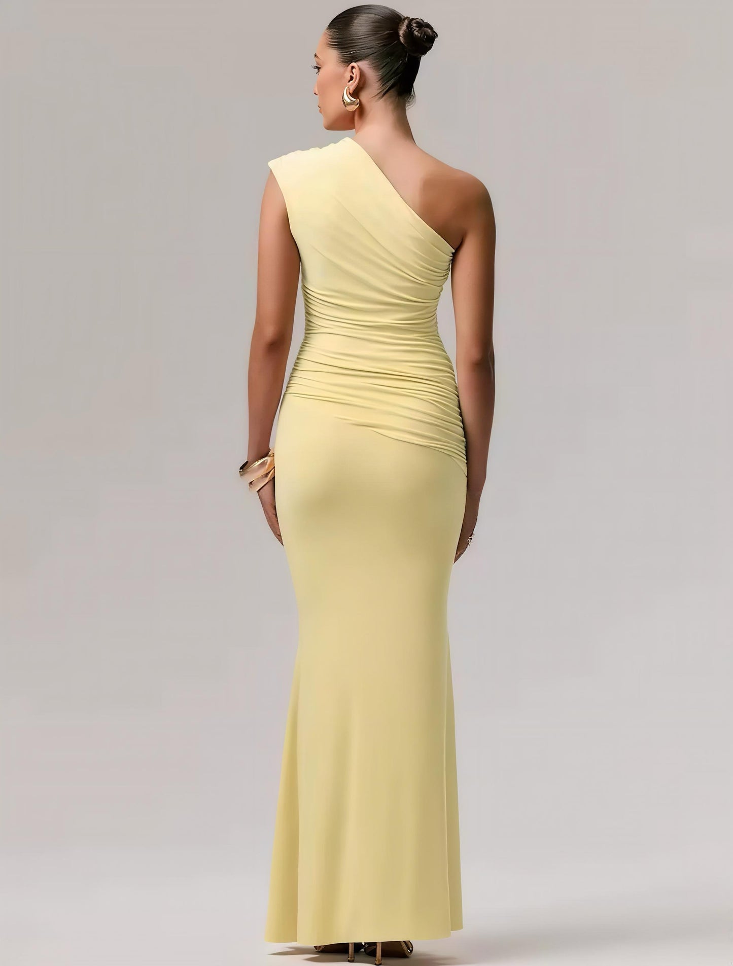 Elegantes, asymmetrisches Kleid in zartem Gelb